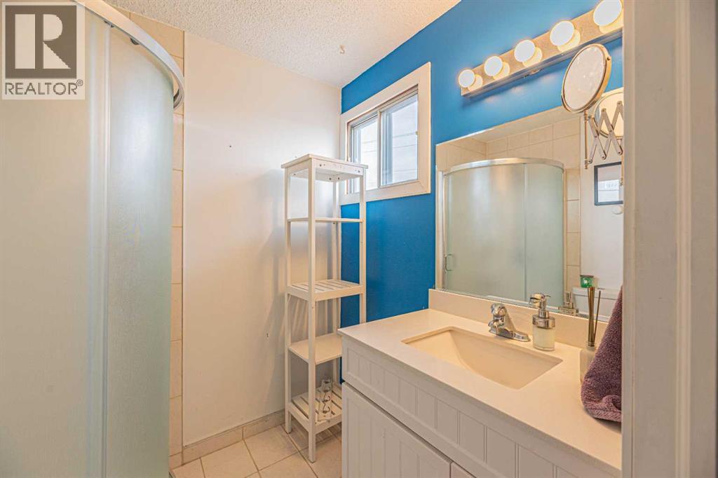 64 Castledale Crescent NE - 21