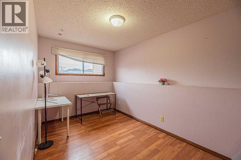 64 Castledale Crescent NE - 31