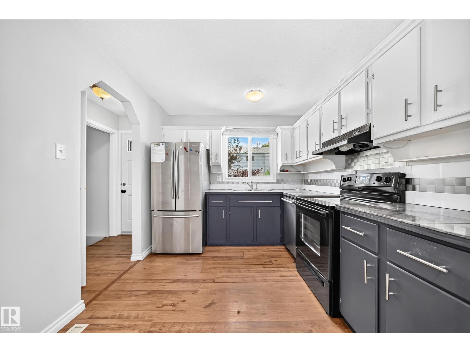 32 MCLEOD PL NW - 1