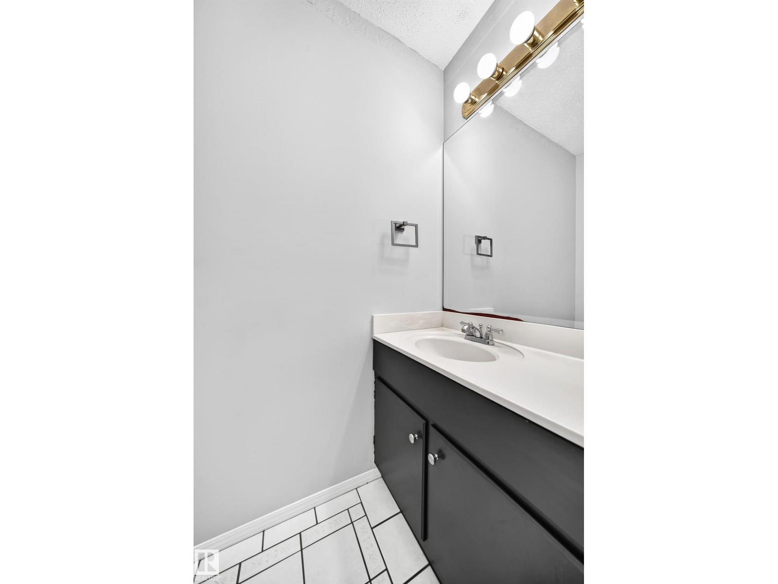 32 MCLEOD PL NW - 18