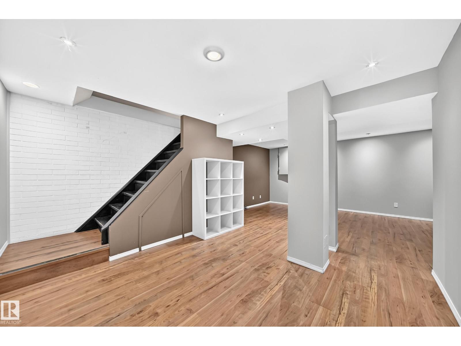 32 MCLEOD PL NW - 31