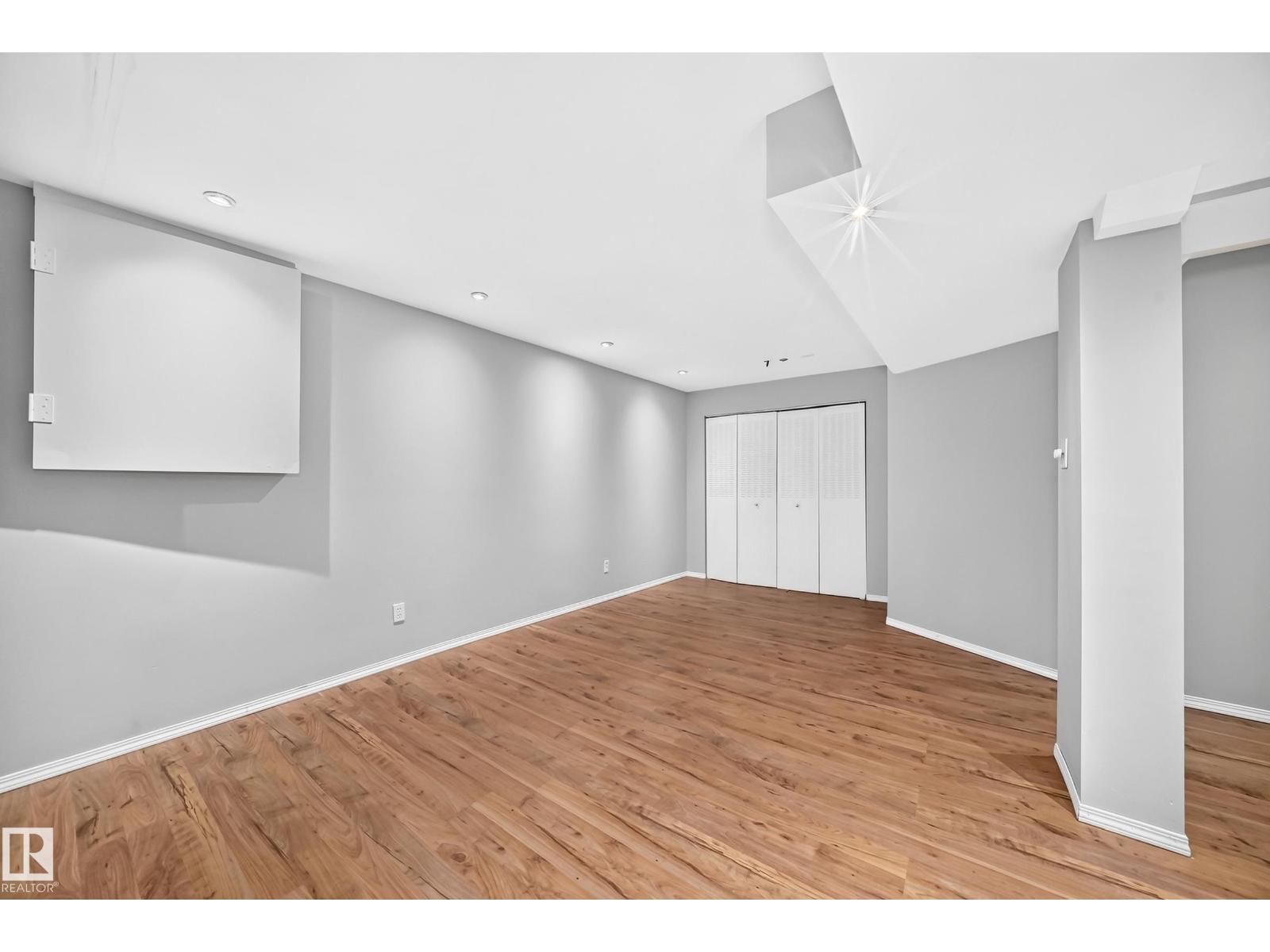 32 MCLEOD PL NW - 32