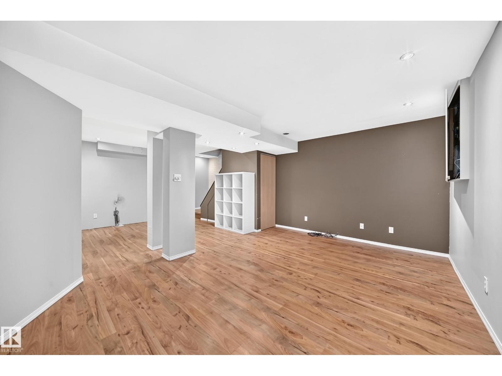32 MCLEOD PL NW - 34