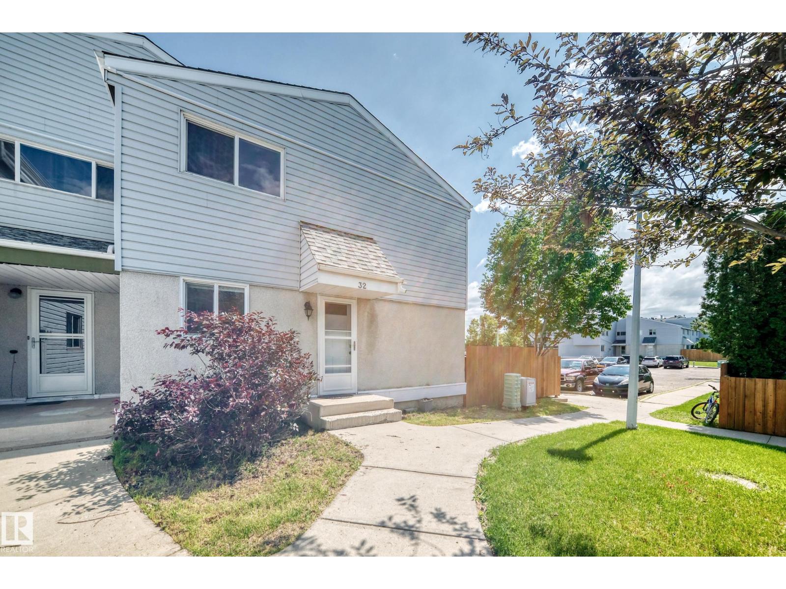 32 MCLEOD PL NW - 40