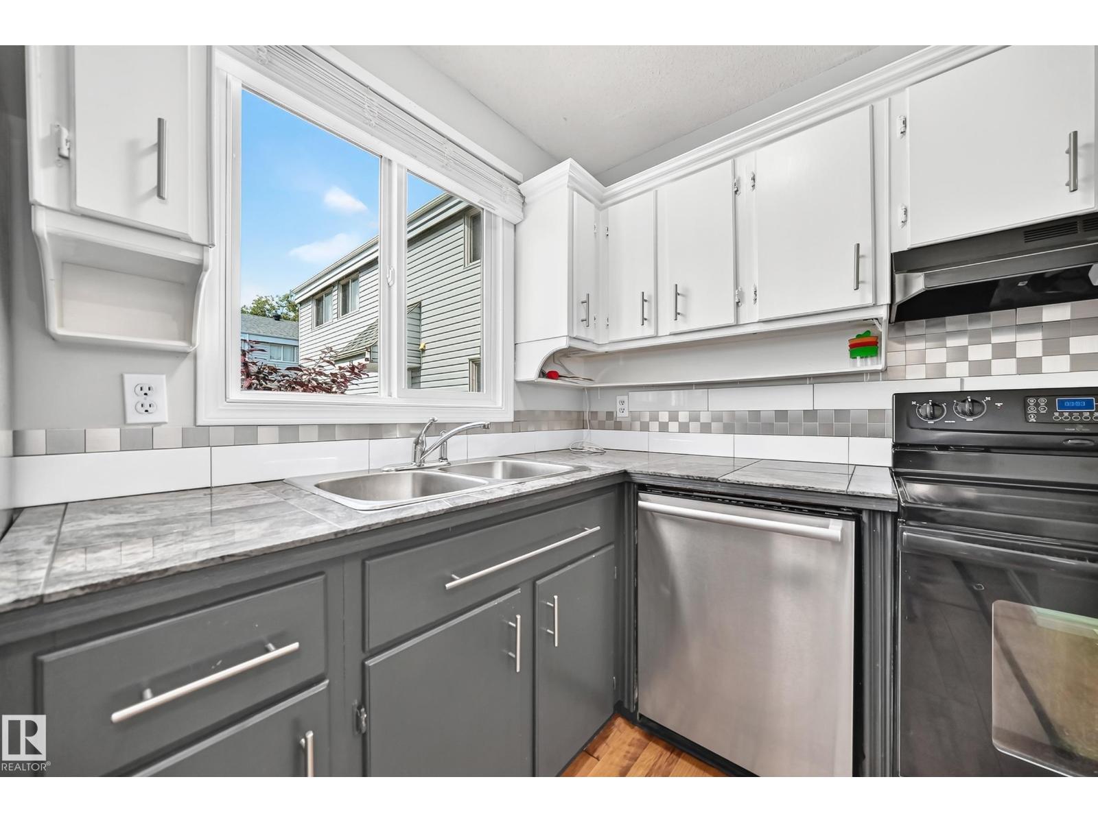 32 MCLEOD PL NW - 8