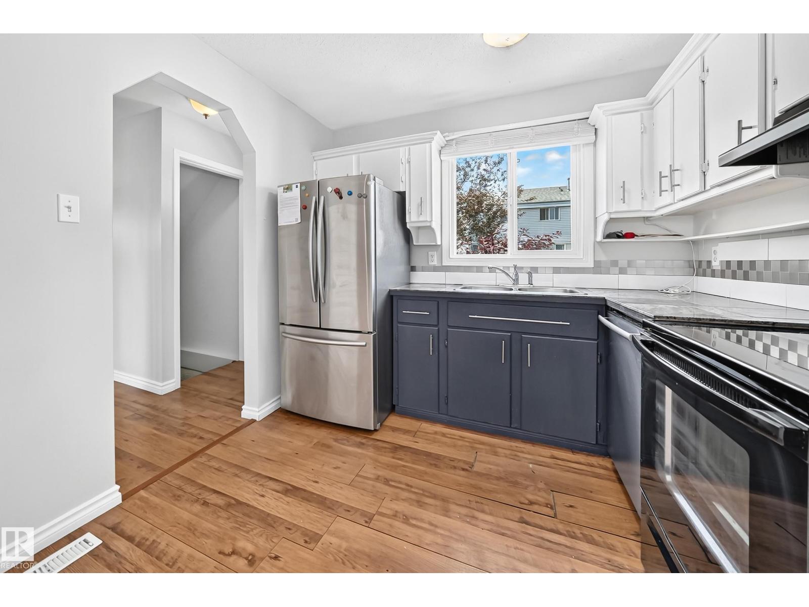 32 MCLEOD PL NW - 9
