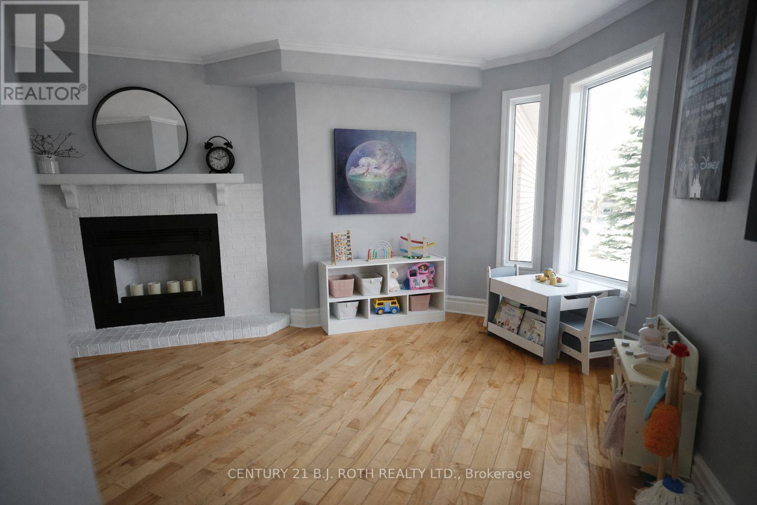 9 LAIDLAW DRIVE N - 10