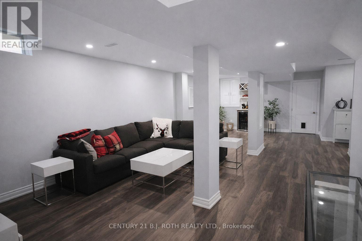 9 LAIDLAW DRIVE N - 25