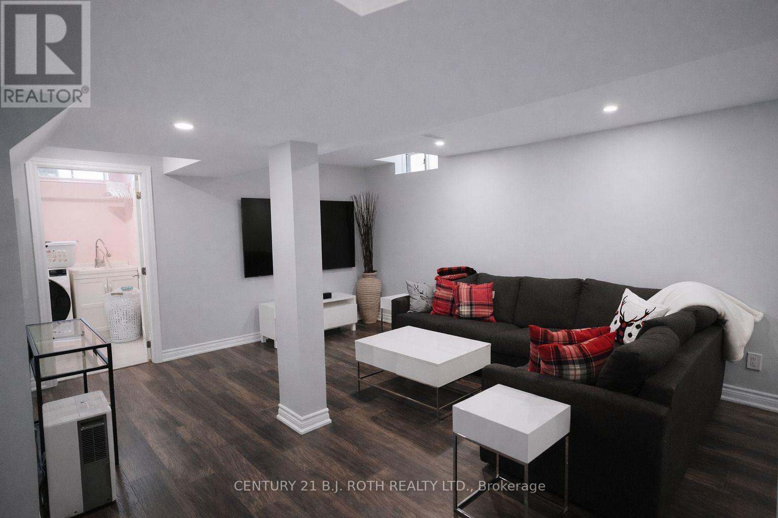 9 LAIDLAW DRIVE N - 27