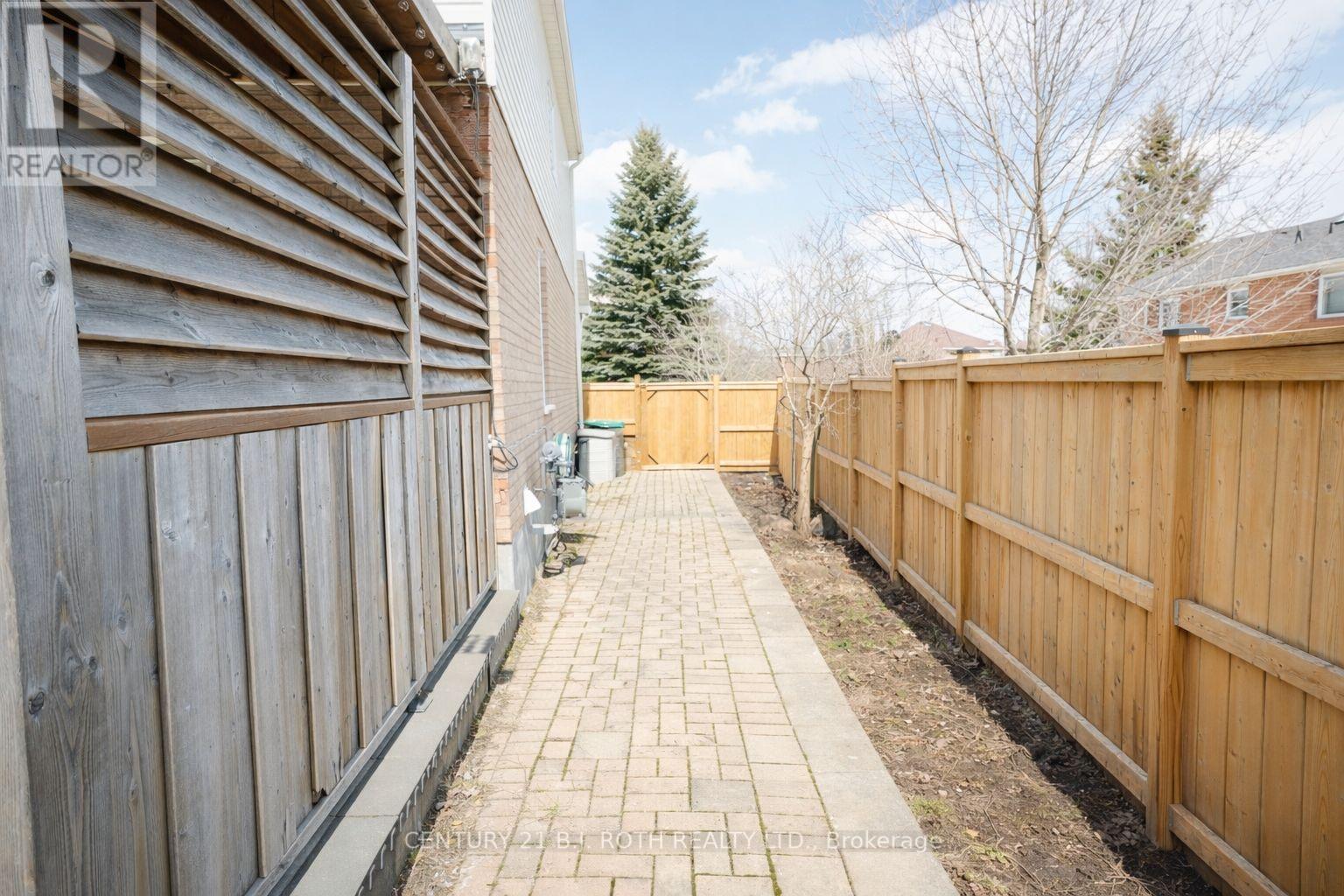 9 LAIDLAW DRIVE N - 32