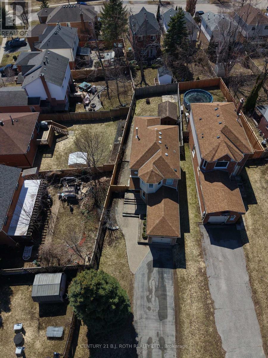 9 LAIDLAW DRIVE N - 34