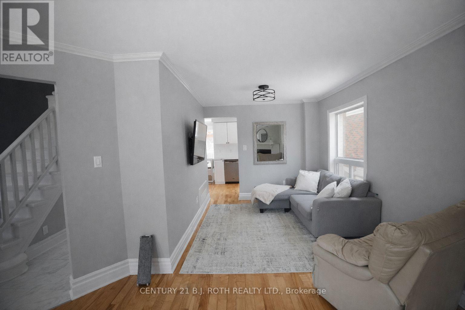 9 LAIDLAW DRIVE N - 11