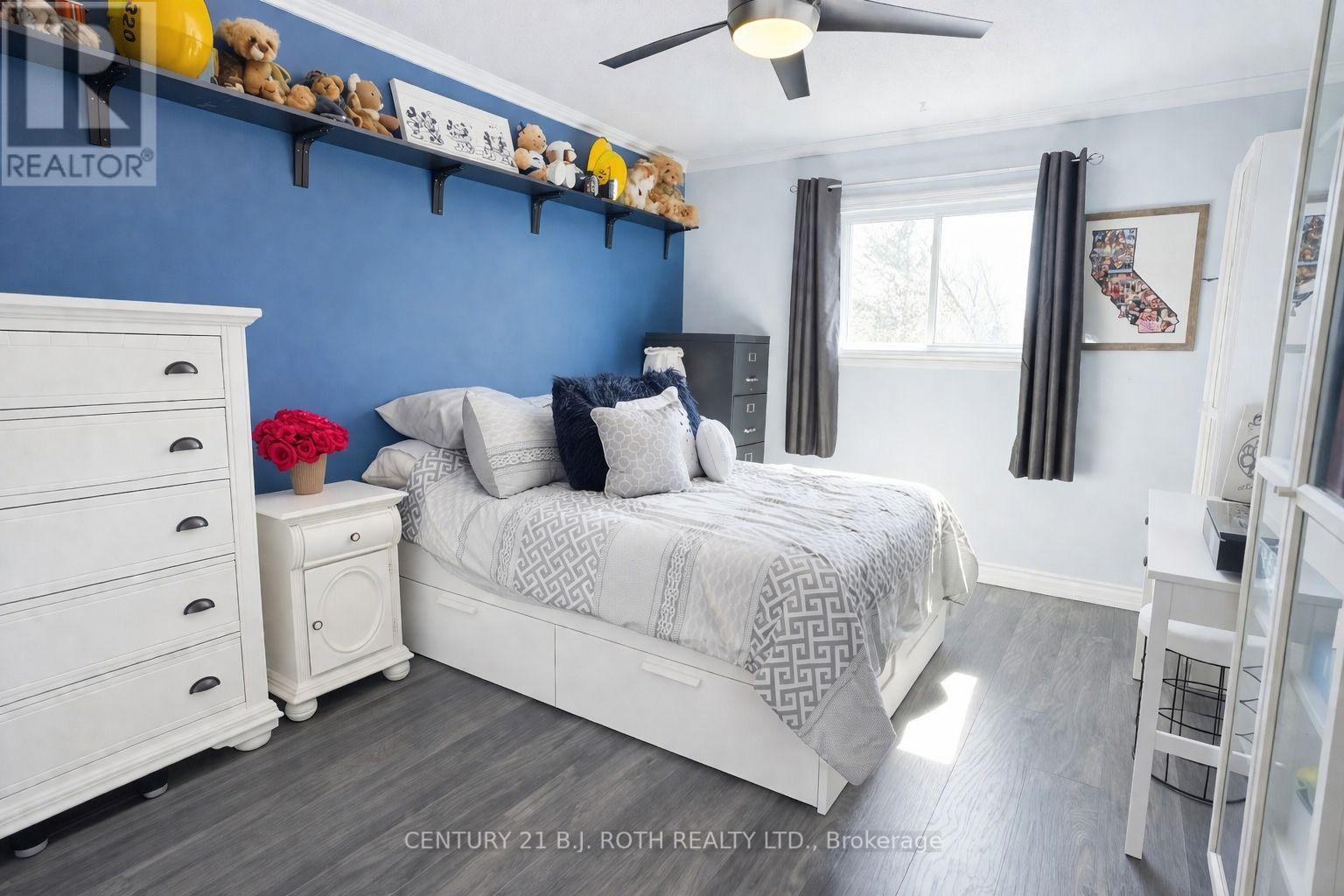 9 LAIDLAW DRIVE N - 22