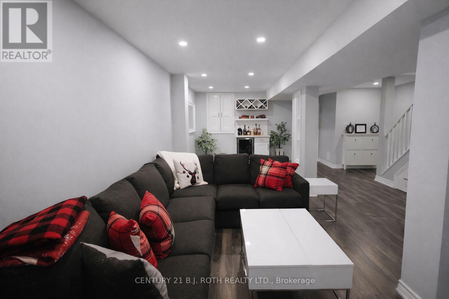 9 LAIDLAW DRIVE N - 26