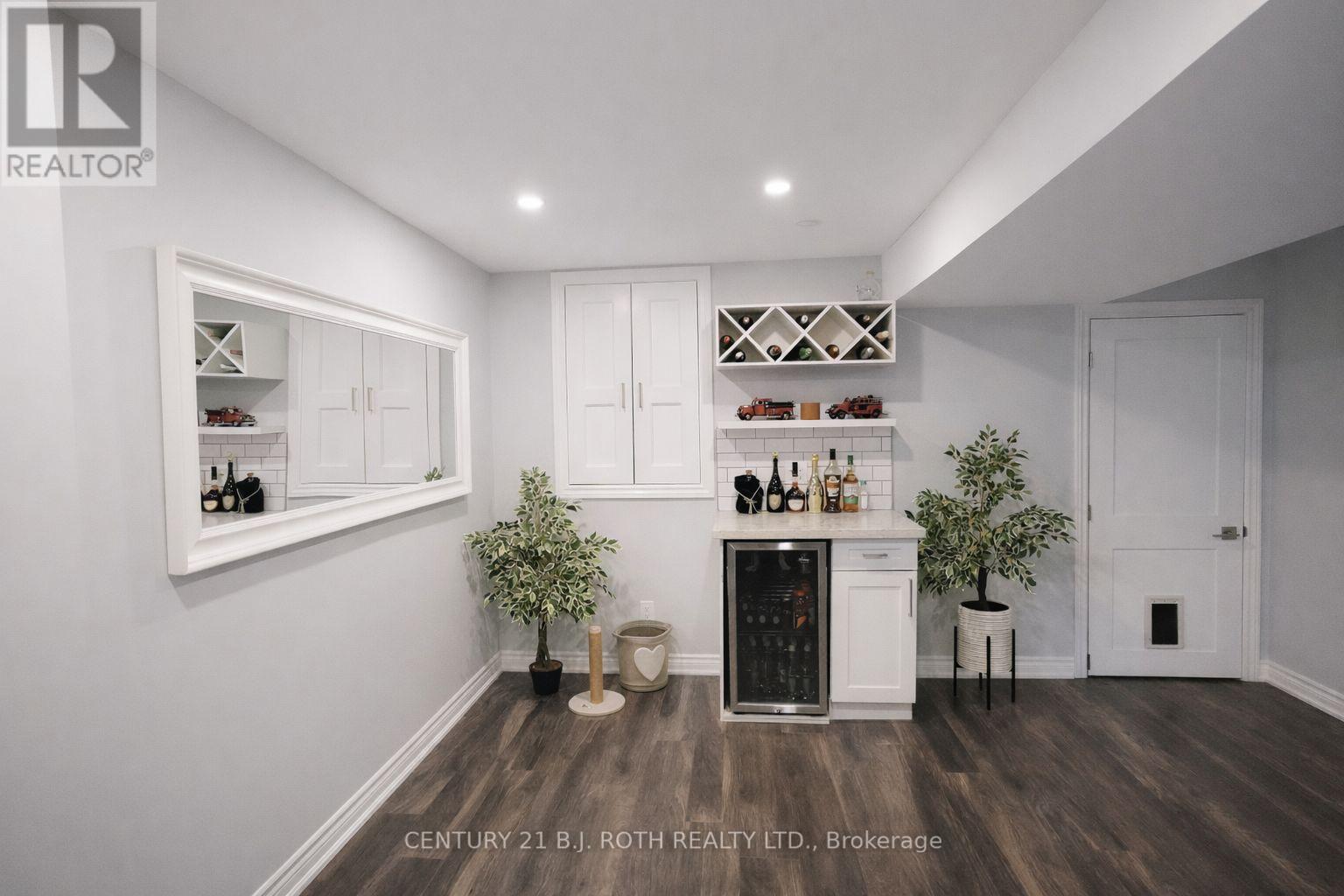 9 LAIDLAW DRIVE N - 28