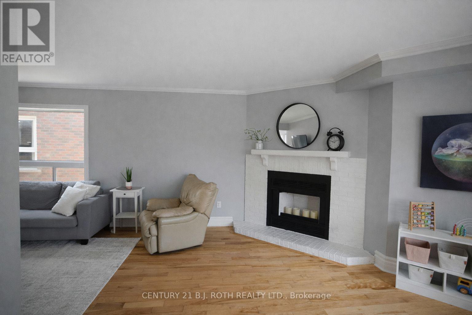 9 LAIDLAW DRIVE N - 8