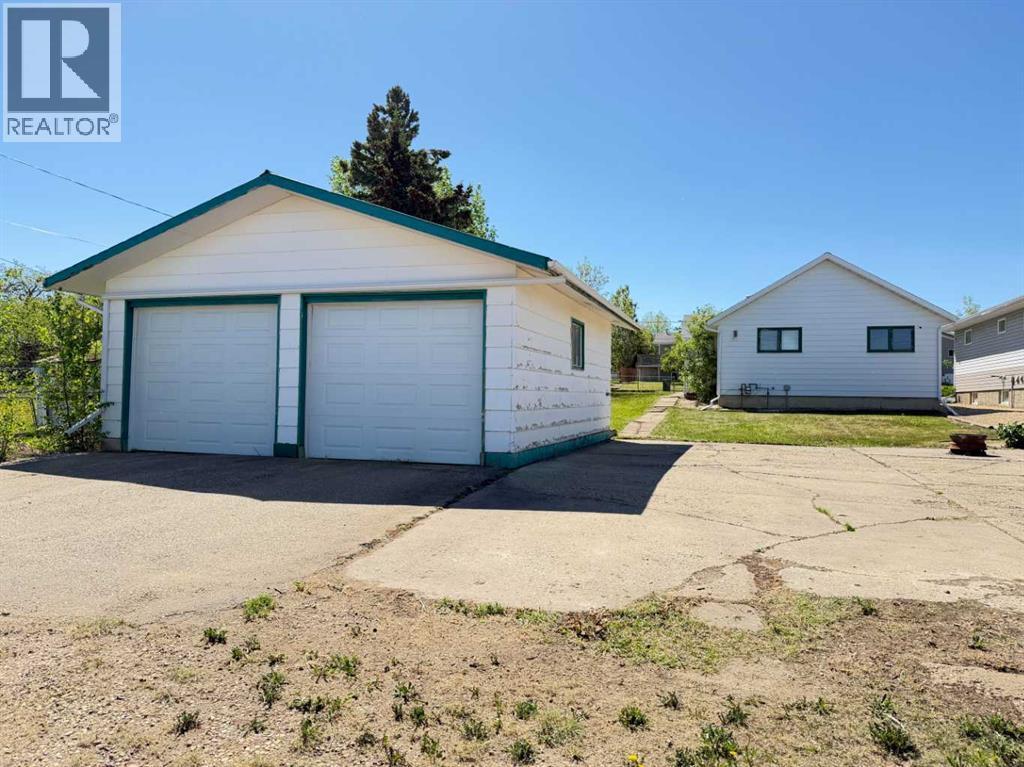 5027 46 Avenue - 4