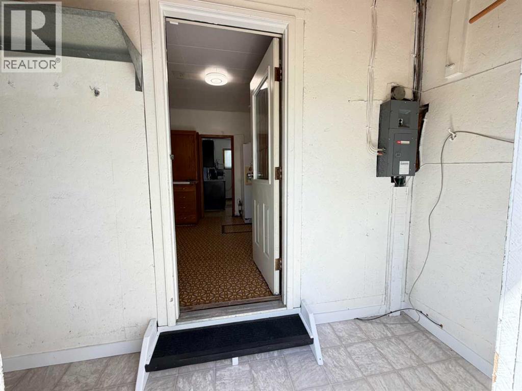 5027 46 Avenue - 6