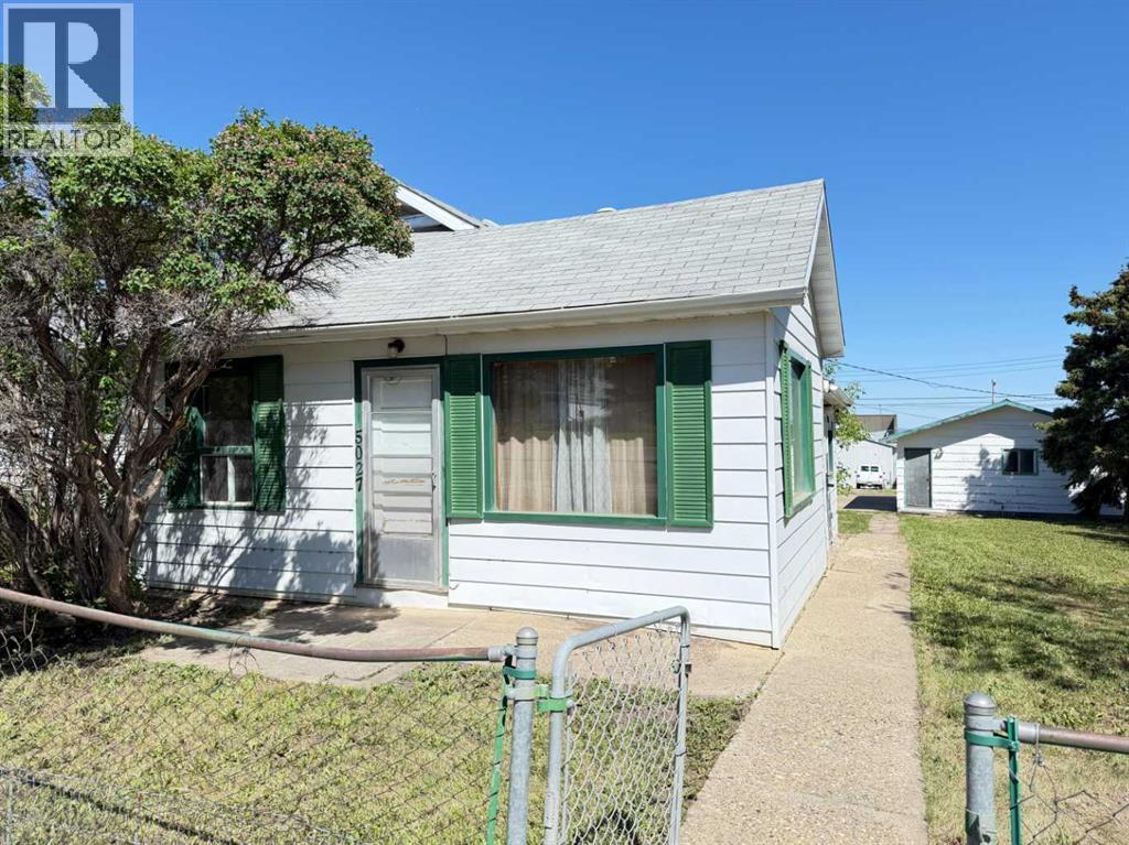 5027 46 Avenue - 1
