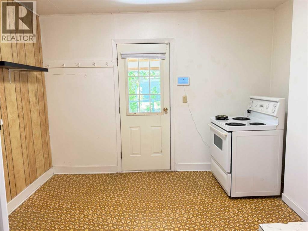5027 46 Avenue - 7