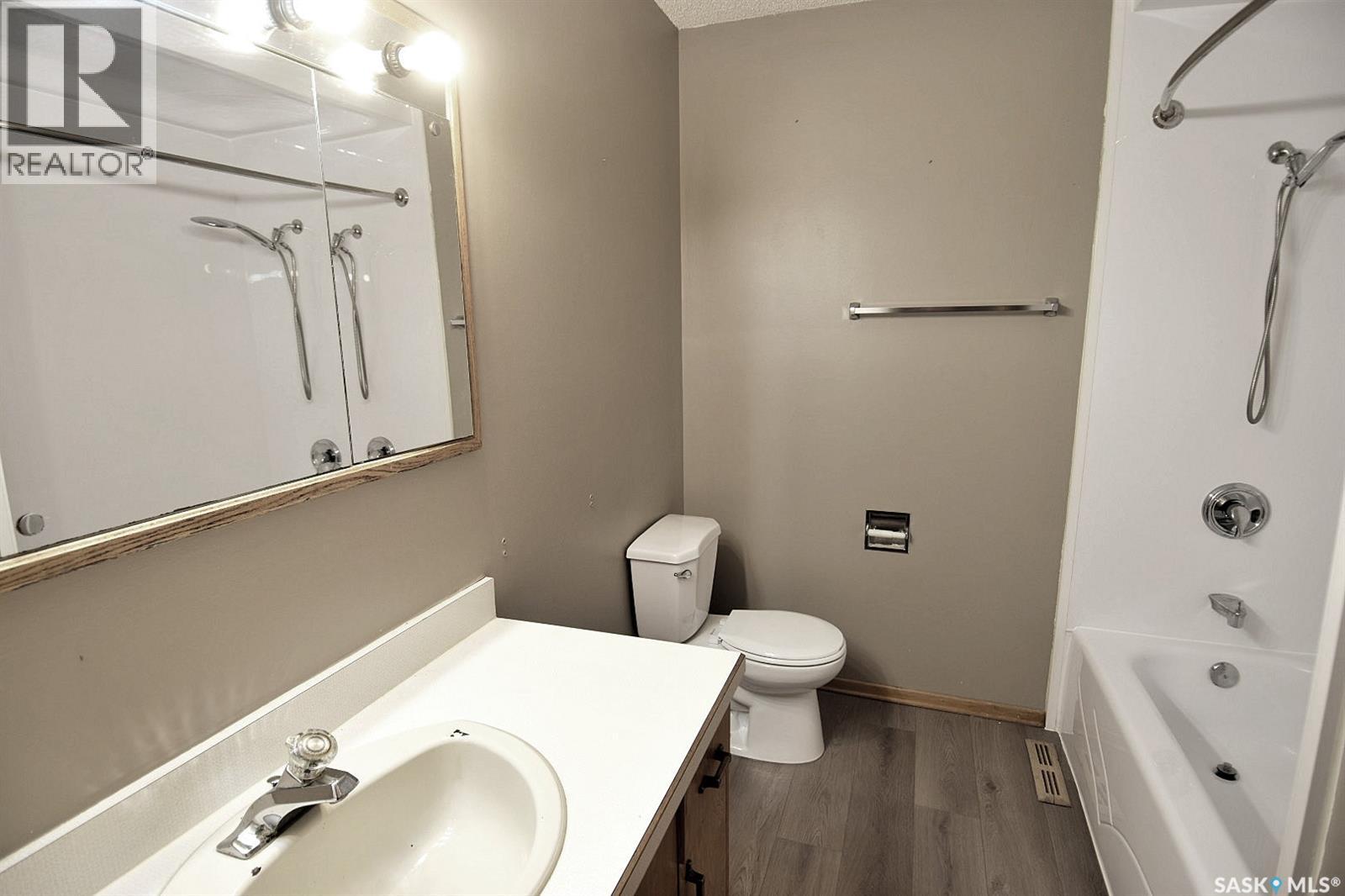 352 Carleton DRIVE - 18