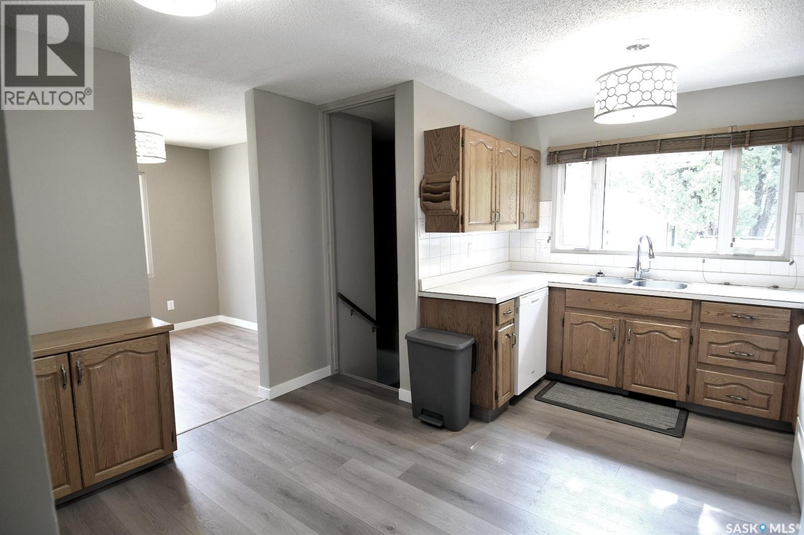 352 Carleton DRIVE - 4