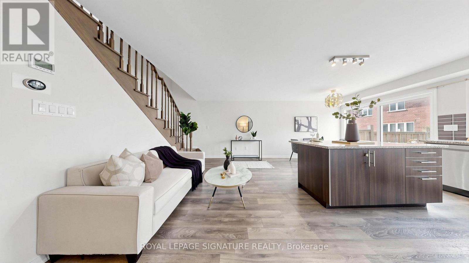 492 QUEEN MARY DRIVE - 11