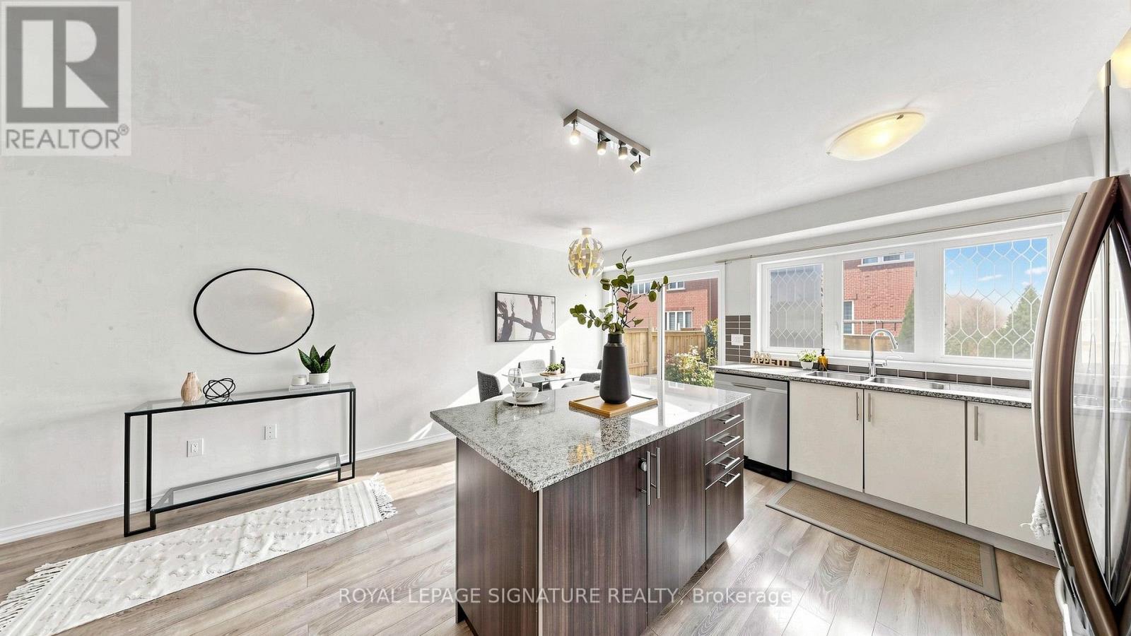 492 QUEEN MARY DRIVE - 21