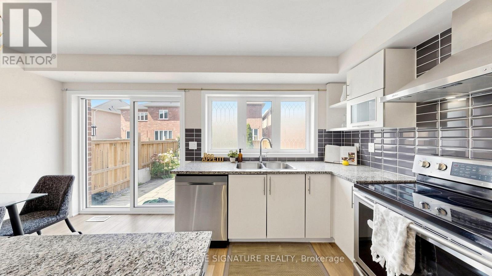 492 QUEEN MARY DRIVE - 22