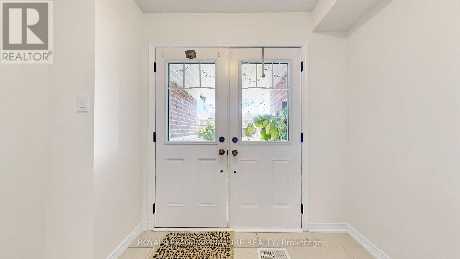 492 QUEEN MARY DRIVE - 5