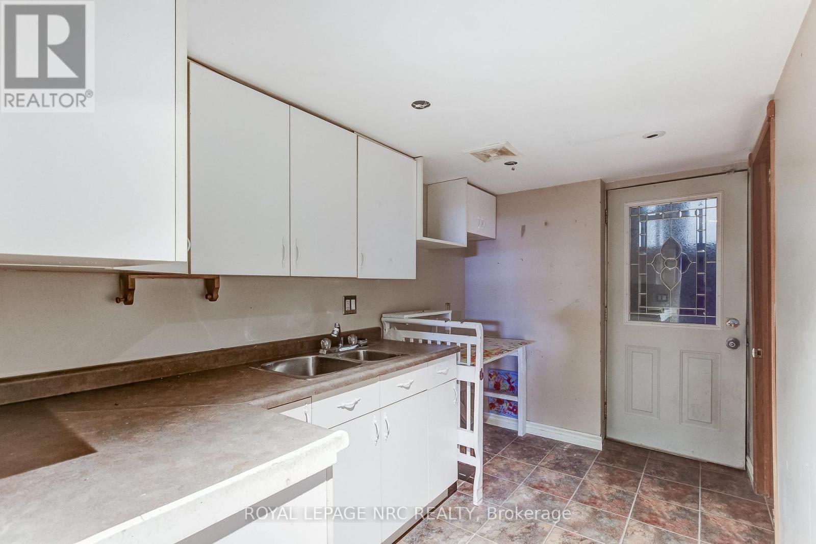 60 VALLEY ROAD - 26