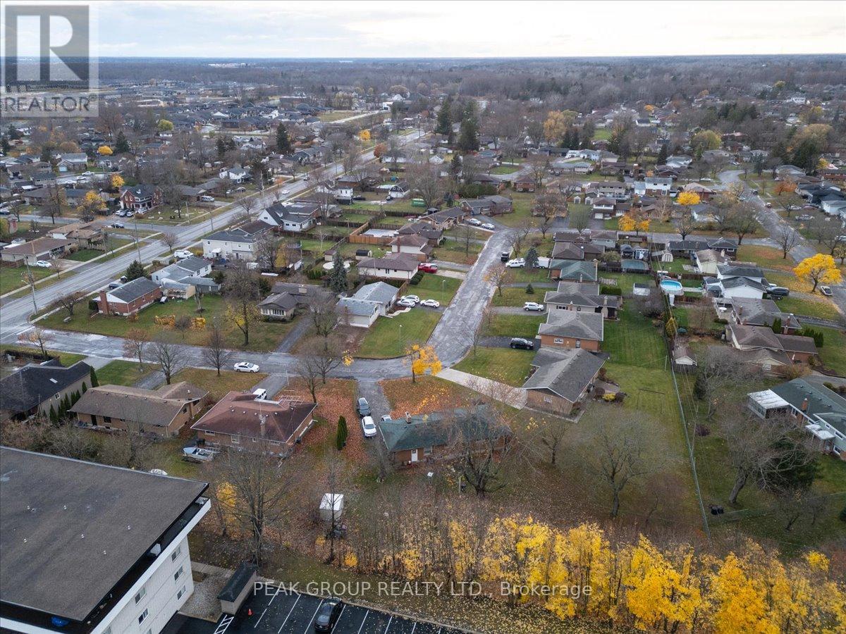 18 KAREN CRESCENT - 23