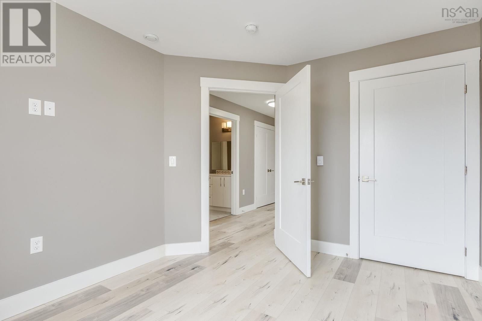 32 Higgins Avenue - 28