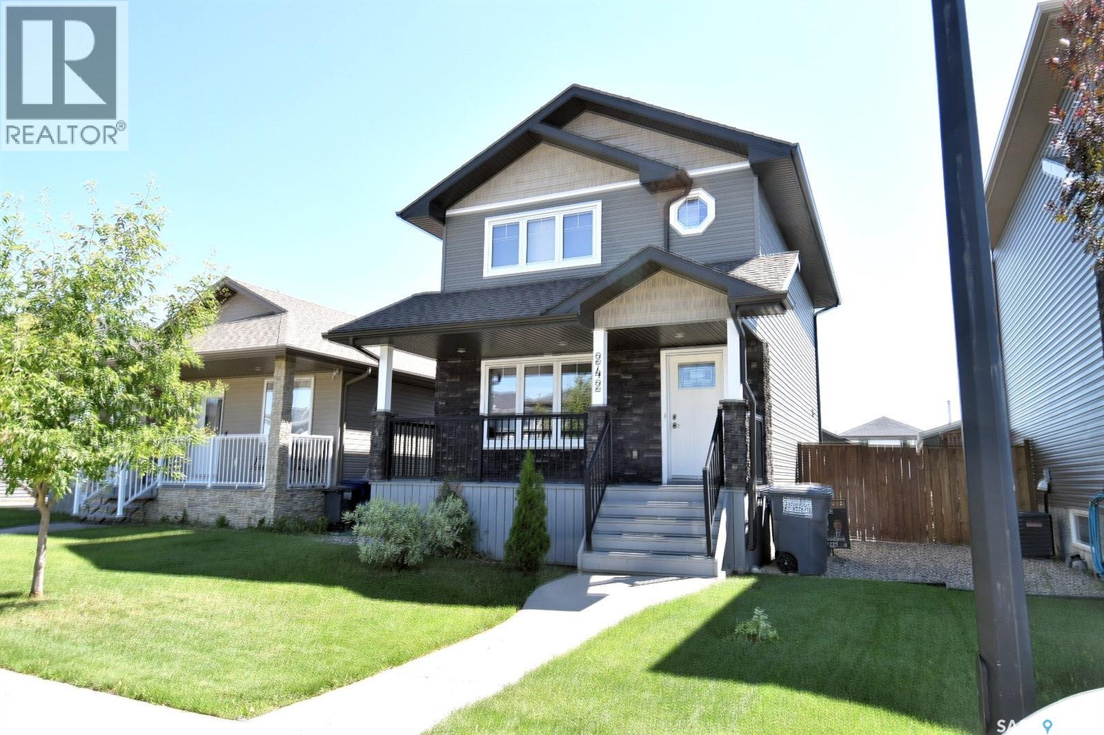 242 Geary CRESCENT - 1