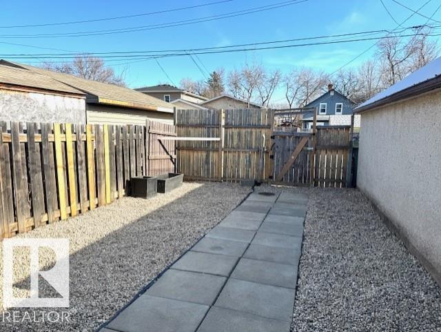 9221 110 AV NW - 29