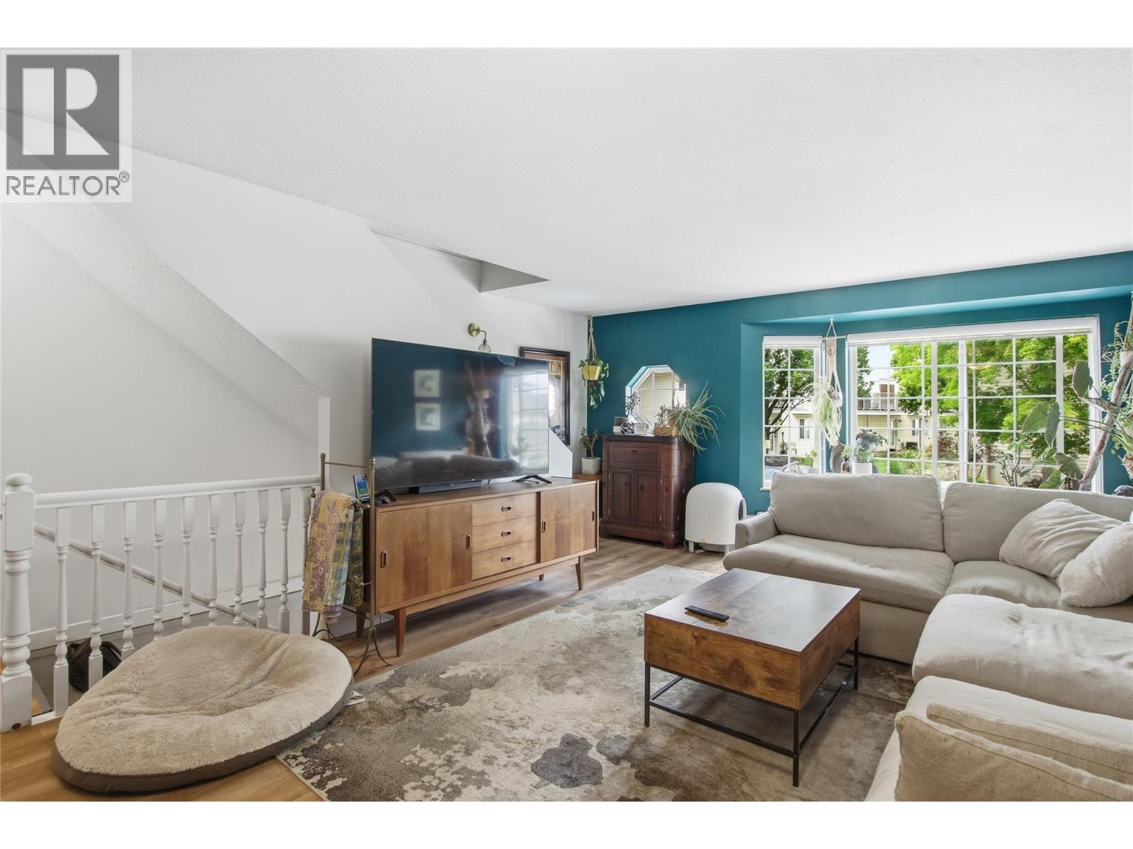 #52 2020 Robson Place - 3