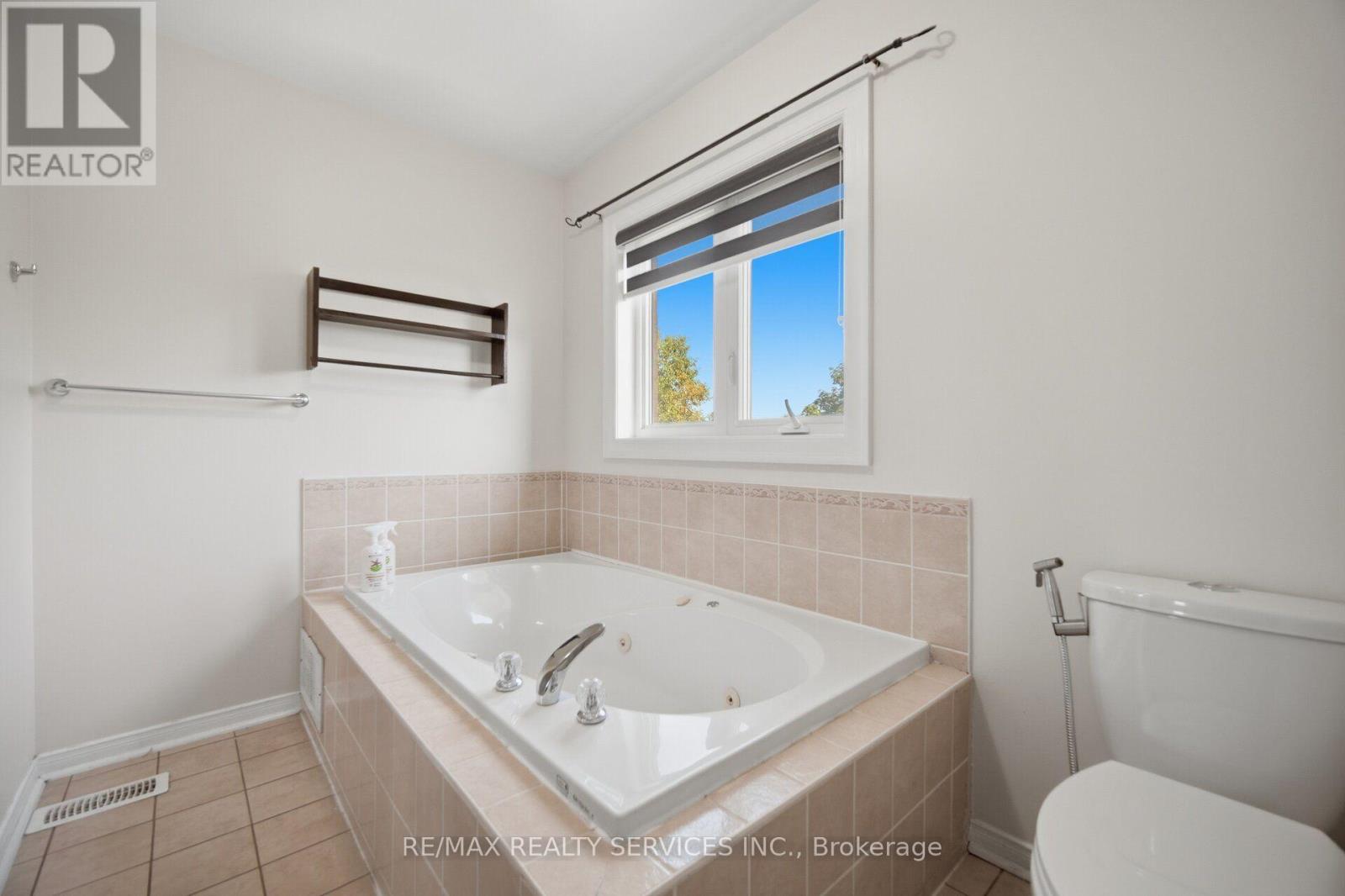 4 SUNNYBROOK CRESCENT - 34