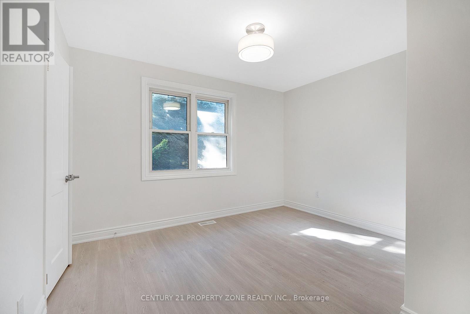 37 ADANAC DRIVE - 11
