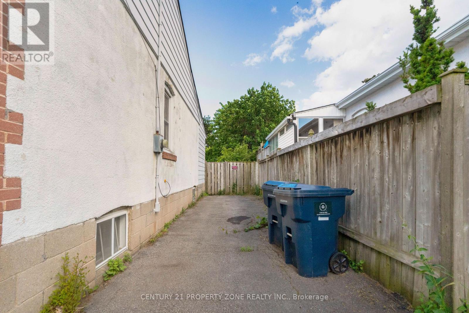 37 ADANAC DRIVE - 22
