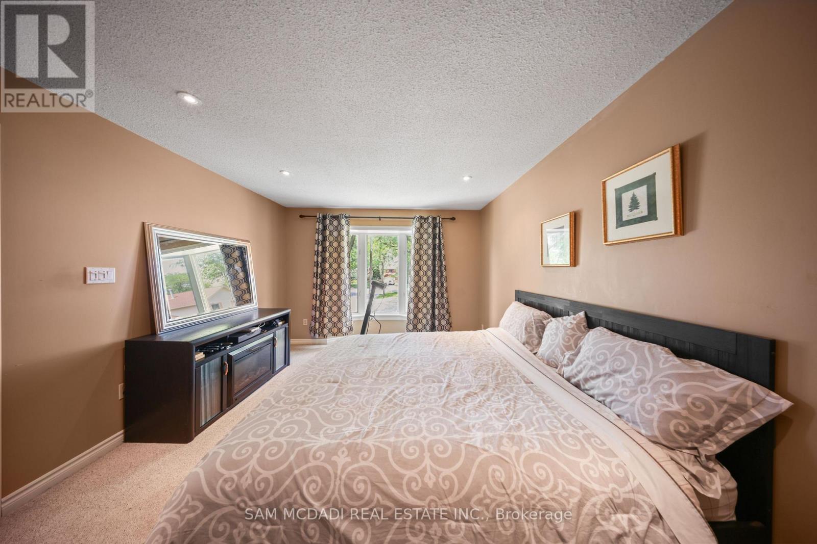 8 NOMAD COURT - 24