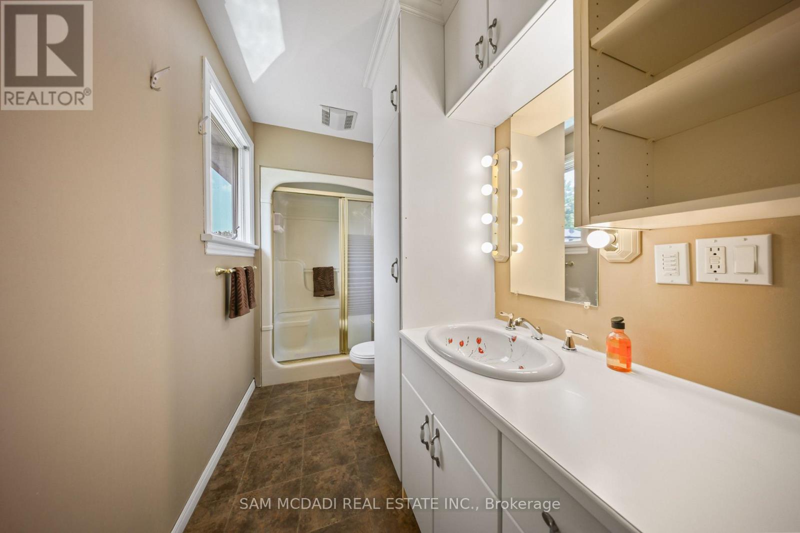 8 NOMAD COURT - 25