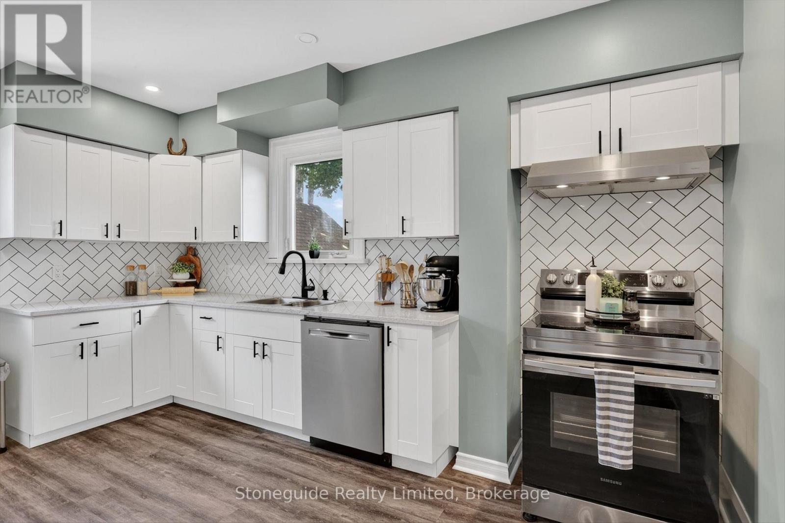 565 RIVERSIDE DRIVE - 16