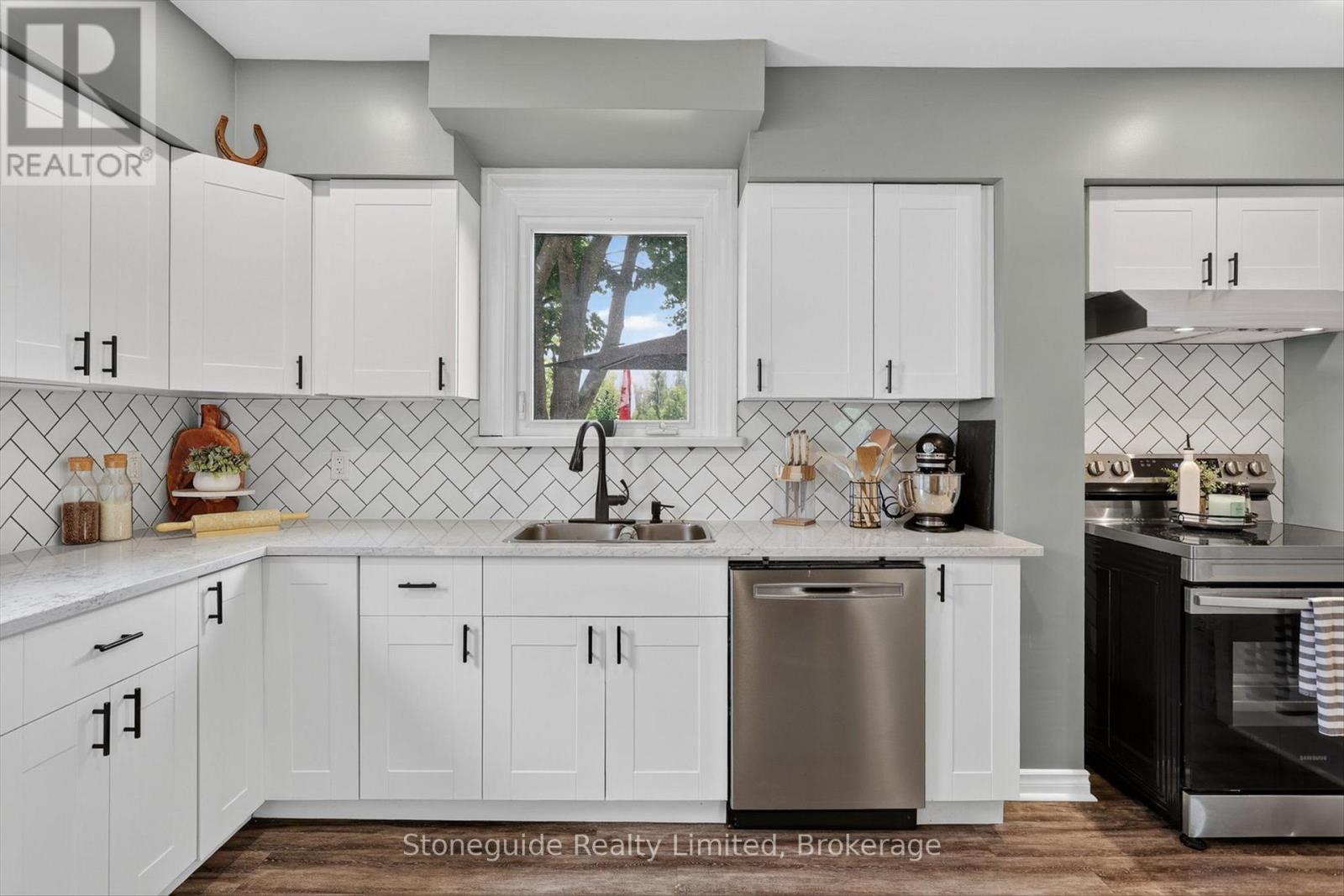 565 RIVERSIDE DRIVE - 17
