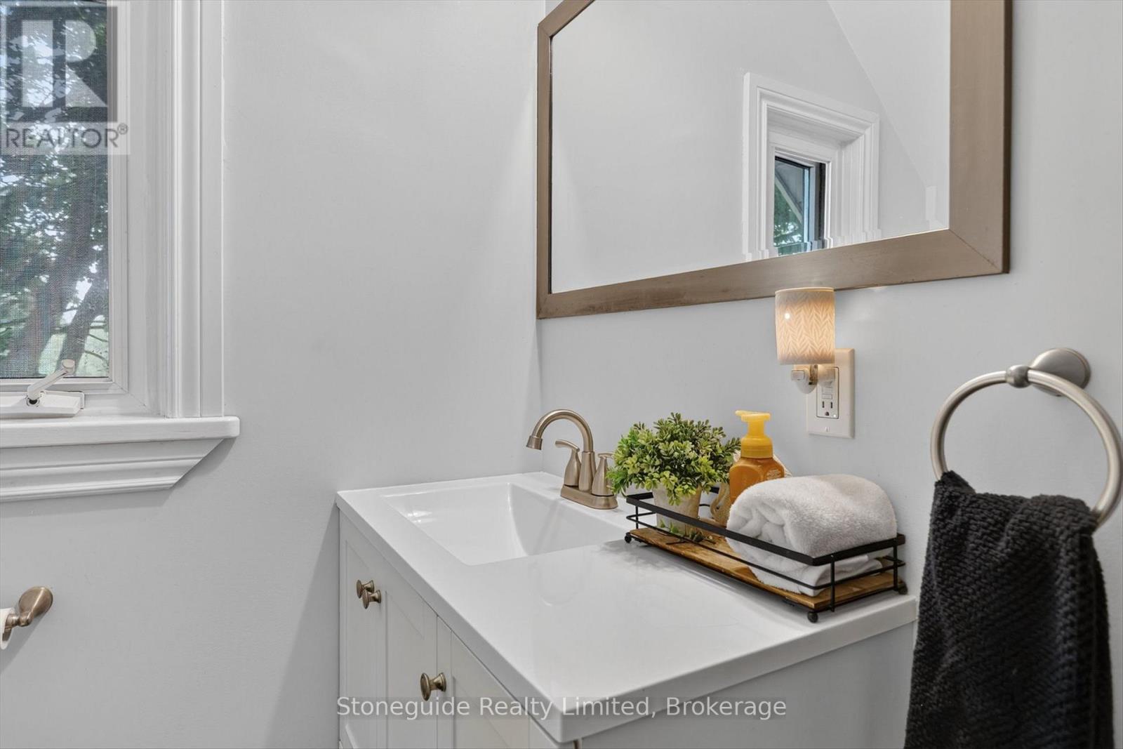565 RIVERSIDE DRIVE - 27