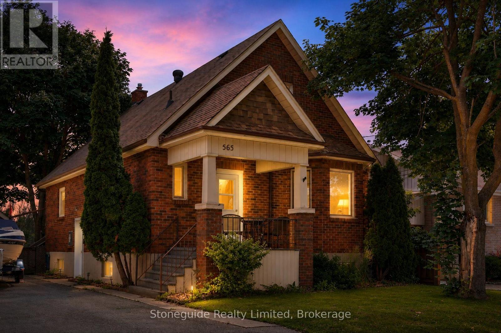565 RIVERSIDE DRIVE - 44