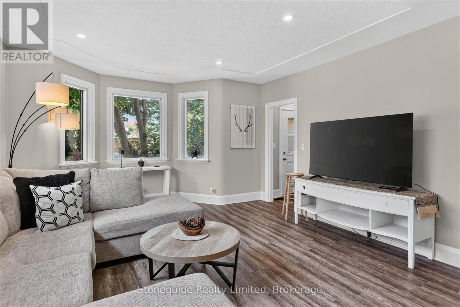 565 RIVERSIDE DRIVE - 7
