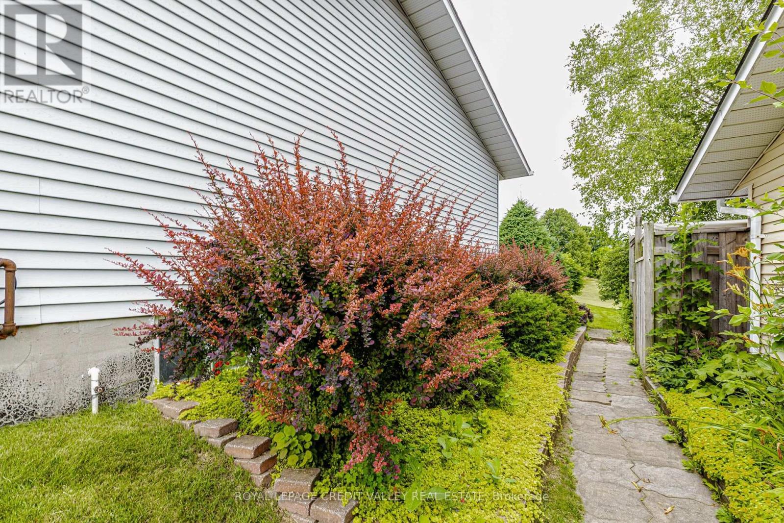 118 TECUMSETH PINES DRIVE - 33