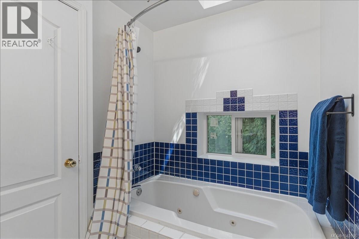 1530 Pacific Cres - 21