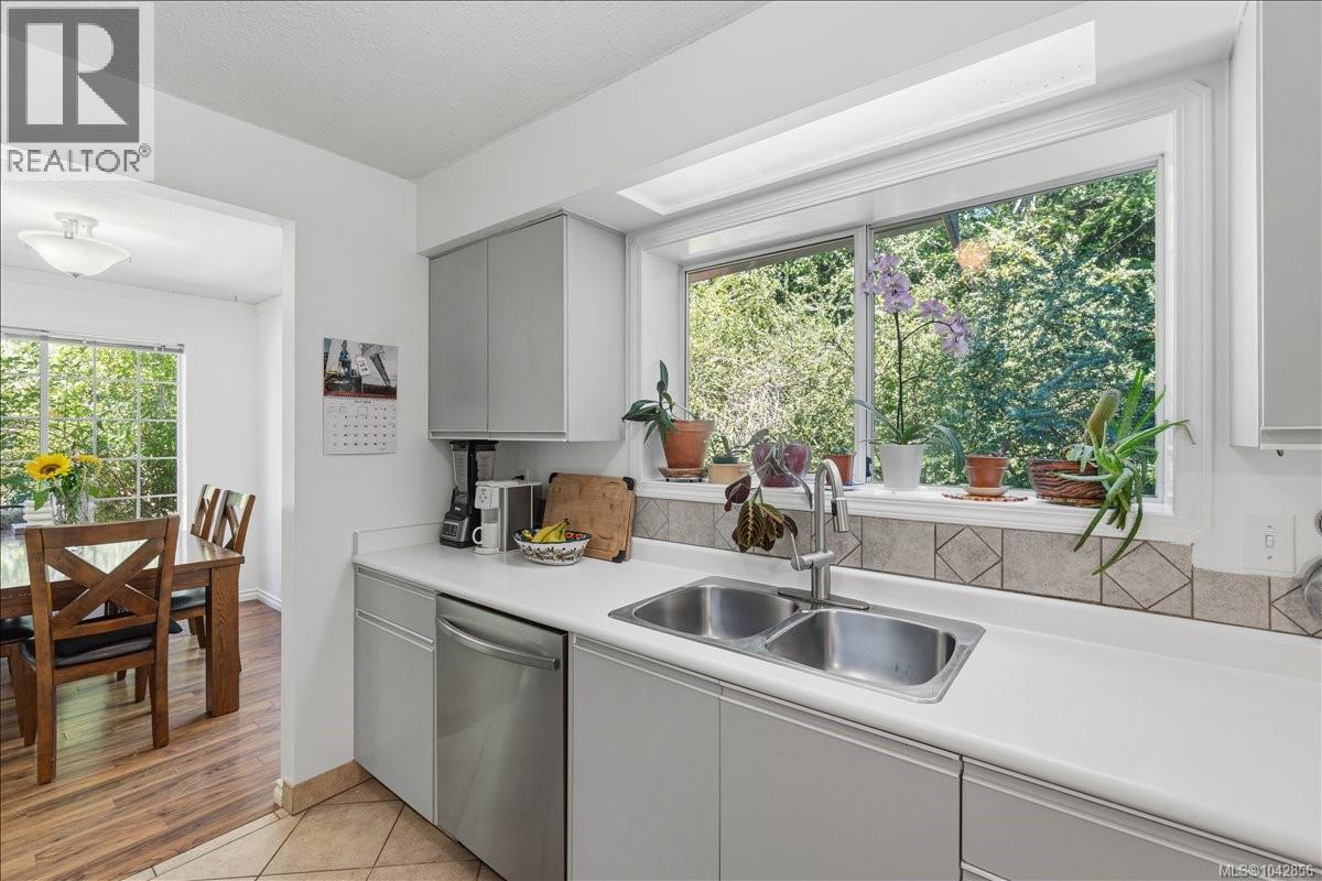1530 Pacific Cres - 8
