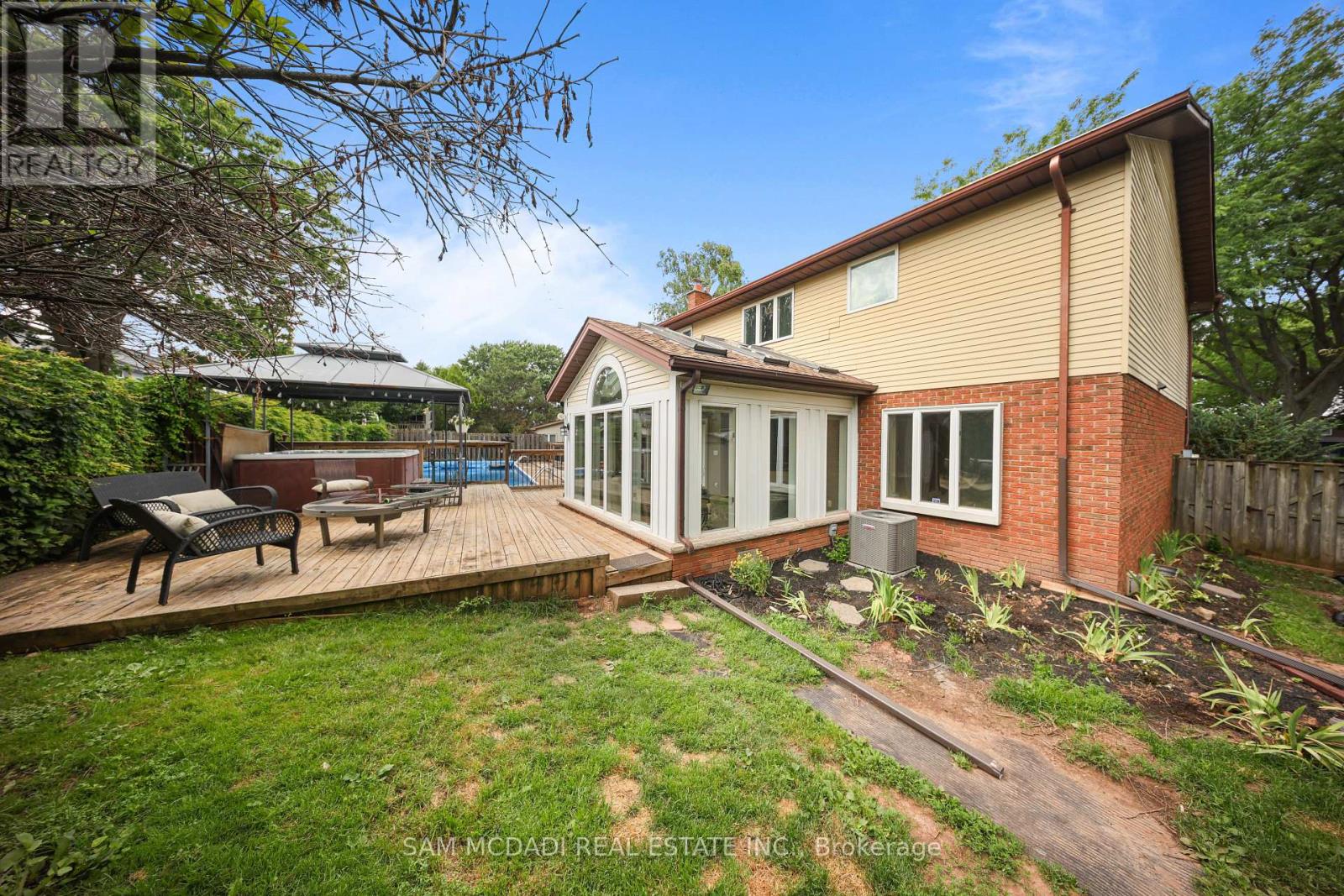 8 NOMAD COURT - 35